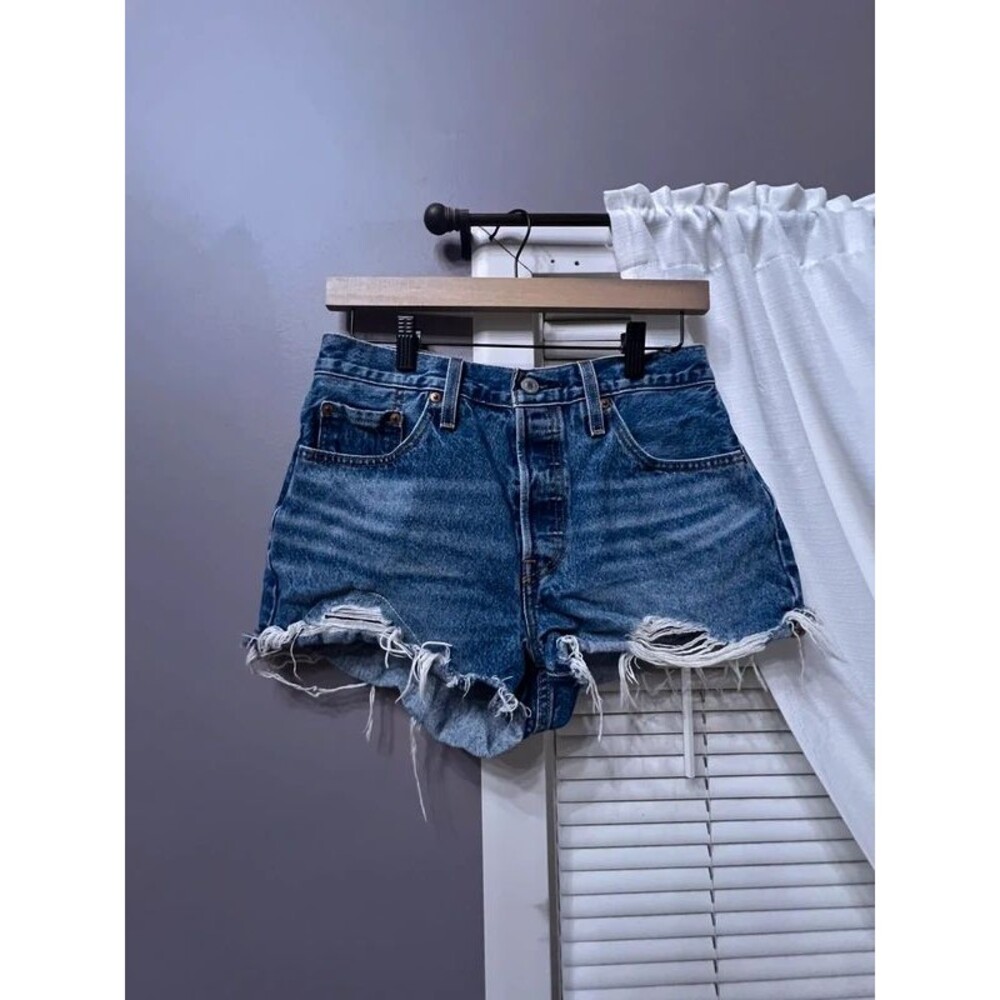 Levi’s 501 distressed denim shorts 28